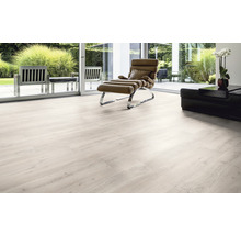 Heller Laminatboden in einem modern eingerichteten Wohnzimmer