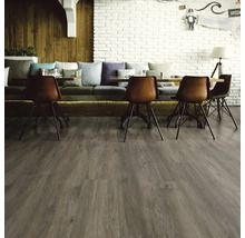 Innenraum mit Holzboden, Stühlen und Sitzgruppe in einem Restaurant