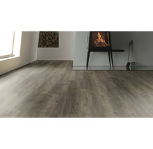 Boden mit Holzmuster neben Kamin und Holzstapel