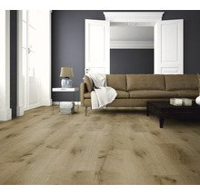 Wohnzimmer mit Holzboden, Sofa, Tisch und Lampe