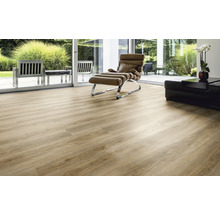 Helles Laminat in einem modern eingerichteten Wohnzimmer.