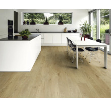 Heller Holzfußboden in einem modernen Küchen- und Essbereich mit Kücheninsel und Esstisch.