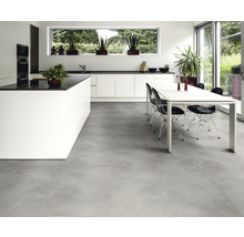 Moderne Küche mit grauen Fliesen, Kücheninsel und Esstisch