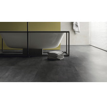 Badezimmer mit freistehender Badewanne, Handtüchern und Fensterjalousien