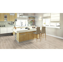 Helle Küche mit Kücheninsel, Barhockern und Laminatboden.