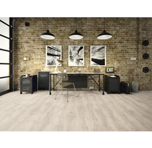 Modernes Arbeitszimmer mit Schreibtisch, Stuhl und Backsteinwand