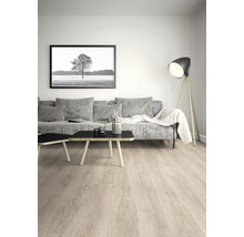 Heller Wohnraum mit Laminatboden, Sofa, Tisch und Stehlampe