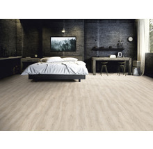 Schlafzimmer mit hellem Holzboden, Bett, Schreibtisch und dunklen Wänden.