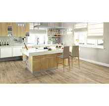 Helle Küche mit Kücheninsel, Barhockern und Holzboden