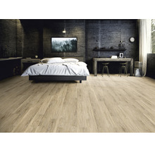 Schlafzimmer mit Holzboden, Bett und Schreibtisch