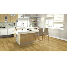 Helle Küche mit Holzboden, Kücheninsel und Barhockern