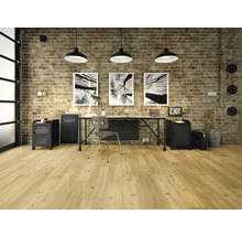 Bürogestaltung mit Schreibtisch, Stuhl, Regalen und Holzboden vor einer Backsteinwand