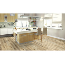 Helle, moderne Küche mit Kochinsel, Küchenschränken und Holzboden.