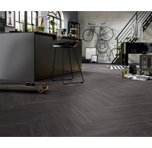 Modernes Wohnzimmer mit dunklem Laminatboden in Fischgrätmuster, Kücheninsel und Barhocker