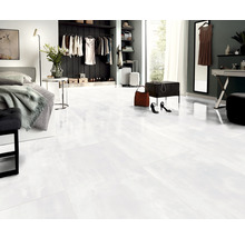 Helles Schlafzimmer mit glänzend weißen Bodenfliesen für ein modernes Ambiente.