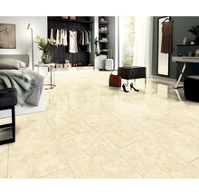 Schlafzimmer mit Fliesenboden, Bett, Kleiderschrank und Accessoires