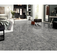 Heller Raum mit Bett, Kleiderschrank und grauem Marmorboden