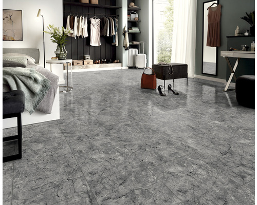 Heller Raum mit Bett, Kleiderschrank und grauem Marmorboden