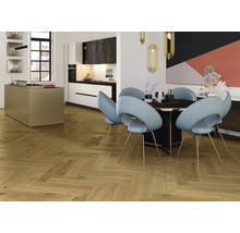 Innenraum mit Fischgrätparkett, Esstisch und Küchenzeile