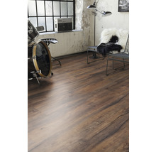 Brauner Laminatboden in einem Raum mit Schlagzeug, Radio und Stühlen