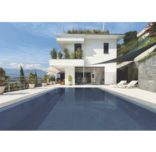 Schwimmbad vor modernem Haus mit Gartenmöbeln und Beschattung