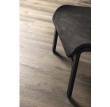 Innenaufnahme eines schwarzen Hockers auf einem Holzboden