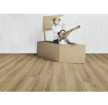 Zwei Kinder spielen in einem Pappkarton auf einem Laminatboden.