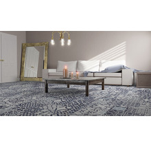 Wohnzimmer mit Sofa, Couchtisch und gemustertem Fliesenboden