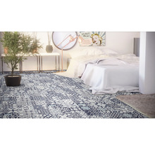 Schlafzimmer mit Bett und Vinylboden in Patchwork Optik.