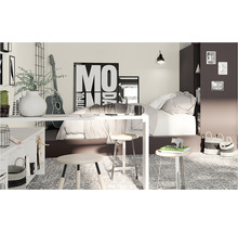 Helles Schlafzimmer mit Bett, Schreibtisch, Stühlen und dekorativen Elementen wie Gitarre und Bildern