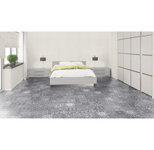 Schlafzimmer mit Bett, Nachttischen, Schrank und grau gemustertem Vinylboden