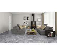 Wohnzimmer mit grauem Bodenbelag im Patchwork-Design, Sofas, Kamin und Holzmöbeln