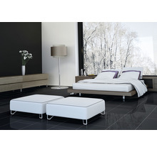 Modernes Schlafzimmer mit Doppelbett, Nachttisch, Stehlampe, Kommode und Hockern