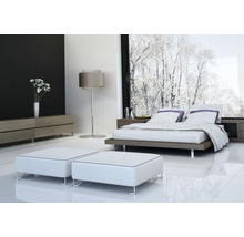 Modernes Schlafzimmer mit Doppelbett, Nachttischen, Kommode, Stehlampe und Hockern