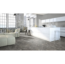 Heller Wohnraum mit Küche, Sitzgruppe und großen Fenstern in einem Loft