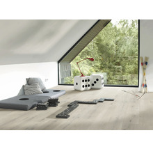 Heller Raum mit Fenster, Bodenbelag, Sitzkissen, Spielwürfeln, Lampe, Dominosteinen und Mikadostäben