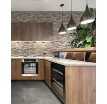 Moderne Küche mit Holzelementen, Backofen und Weinkühlschrank