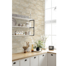 Küchenszene mit Backsteinmauer, Regal und Dekorationen auf der Arbeitsplatte