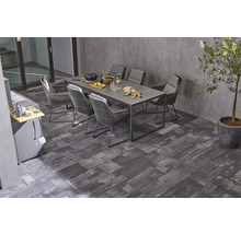 Außenbereich mit Esstisch, Stühlen und Pflastersteinen