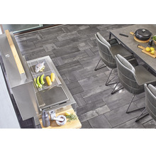 Terrasse mit Grill, Stühlen und Tisch auf Pflastersteinen