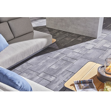 Terrasse mit Steinpflaster, Sofas und Tisch