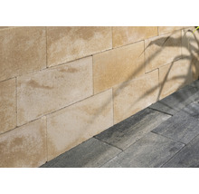 Wand aus Betonsteinen und Boden aus Pflastersteinen