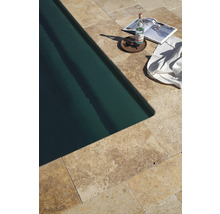 Pool mit Travertinplatten, Wasserflasche, Zeitschrift, Sonnenbrille und Handtuch