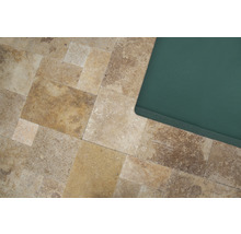 Bodenfliesen und grüne Matte