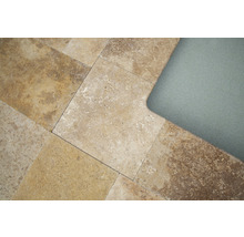 Verlegte Travertinfliesen neben einem Beckenrand