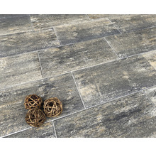 Verlegte Bodenfliesen mit drei dekorativen Kugeln