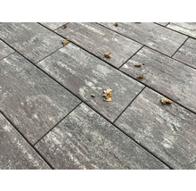 Verlegung von Pflastersteinen mit Blättern