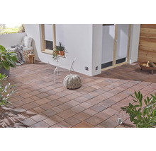 Terrasse mit Pflastersteinen, Sitzgelegenheiten und Dekoration