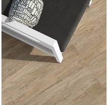 Bodenfliesen in Holzoptik neben einer Sonnenliege mit Kissen