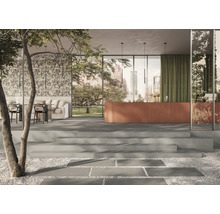 Großzügiger Raum mit Steintreppe, Kies, Terrasse und Sitzbereich